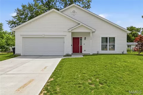 1420 Swallow Ln, Florissant, MO 63031