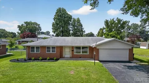 914 Southgate Dr, Belleville, IL 62223