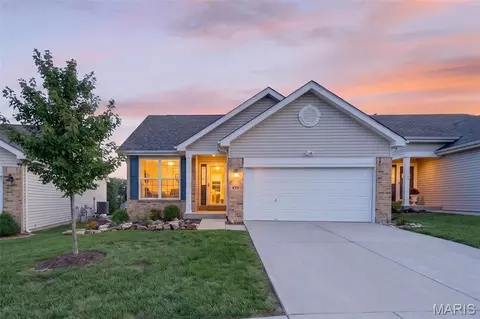 812 Whispering Village Cir, Ballwin, MO 63021