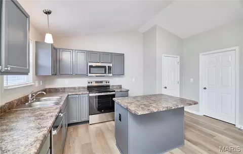 Kitchen - 10 Sugarberry Ct, Troy, MO 63379 photo 2 of 4