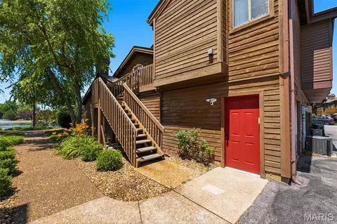 704 Hemingway Ln #E, Weldon Spring, MO 63304