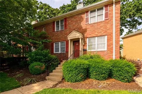 9024 W Swan Cir, Brentwood, MO 63144