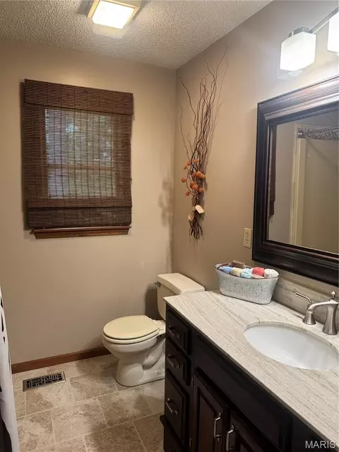 Bath - 4141 Windmere Dr, Hannibal, MO 63401 photo 5 of 7