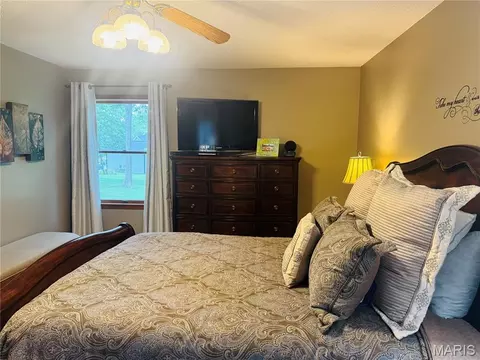 Bedroom - 4141 Windmere Dr, Hannibal, MO 63401 photo 3 of 11