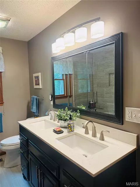 Bath - 4141 Windmere Dr, Hannibal, MO 63401 photo 1 of 7
