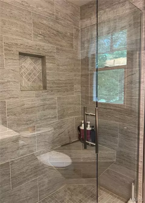 Bath - 4141 Windmere Dr, Hannibal, MO 63401 photo 3 of 7