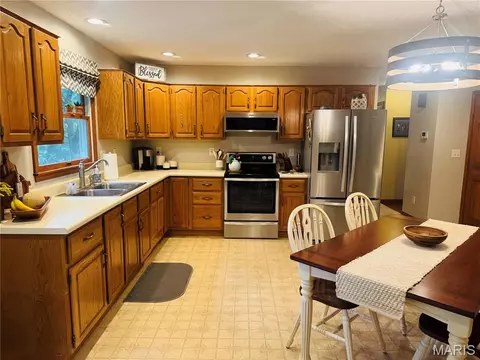 Kitchen - 4141 Windmere Dr, Hannibal, MO 63401 photo 4 of 5