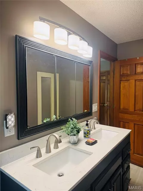Bath - 4141 Windmere Dr, Hannibal, MO 63401 photo 2 of 7