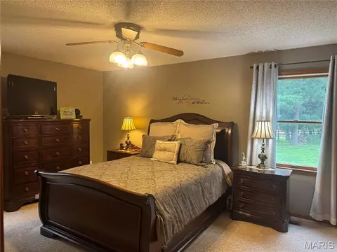 Bedroom - 4141 Windmere Dr, Hannibal, MO 63401 photo 1 of 11