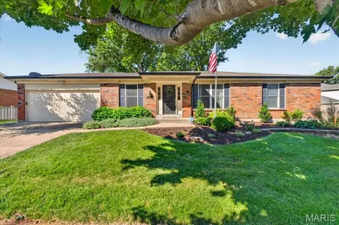 4590 Grandcastle Dr, Saint Louis, MO 63128