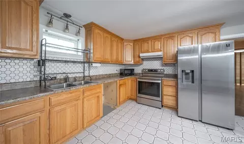 Kitchen - 522 Highway Ff, Bourbon, MO 65441 photo 1 of 2