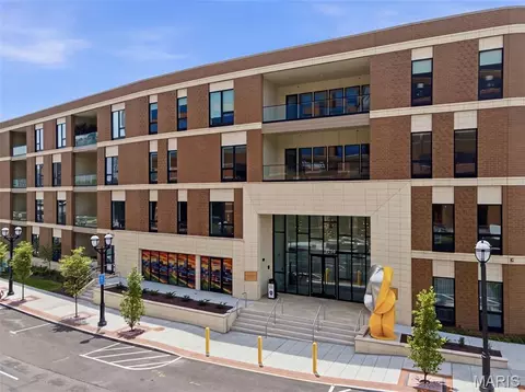 8250 Forsyth Blvd #302, Clayton, MO 63105