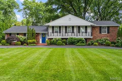 8 Clerbrook Ln, Ladue, MO 63124