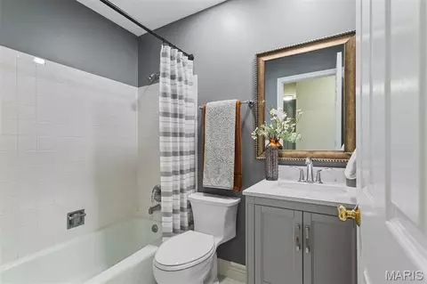 Bath - 14 Tree Hill Ct, Manchester, MO 63021 photo 2 of 2