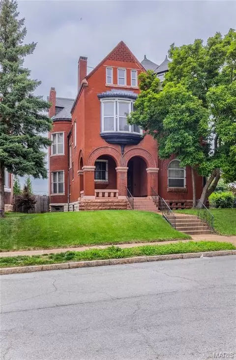 3835 Westminster Pl, Saint Louis, MO 63108
