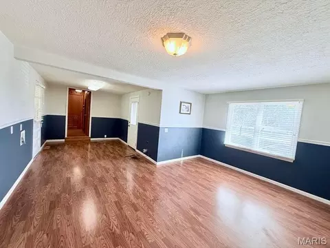 Living - 235 Maple Ave, Licking, MO 65542 photo 3 of 4