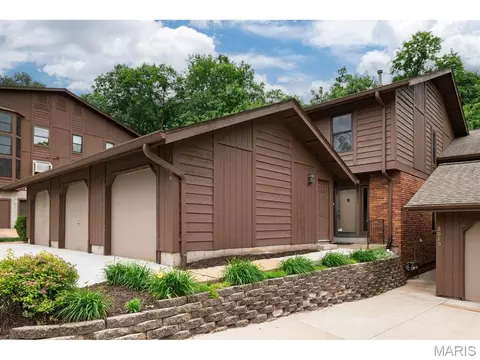 2008 Meadowtree Ln, Kirkwood, MO 63122