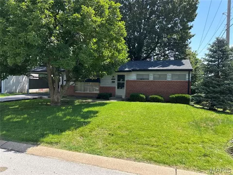 1228 Arrowhead Dr, Olivette, MO 63132
