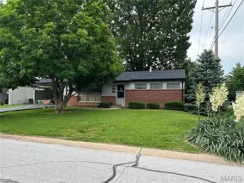 1228 Arrowhead Dr, Olivette, MO 63132