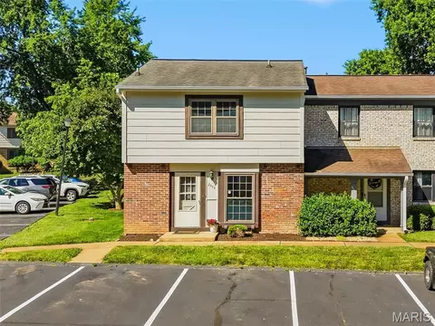 2373 Hiddengarden Ct, Ballwin, MO 63021