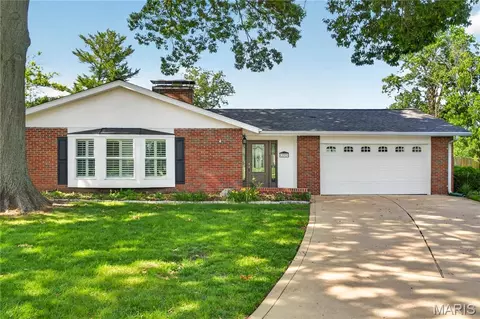 11929 Paradise Ln, Des Peres, MO 63131