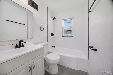 Bath - 346 Mueller Ave, Ferguson, MO 63135 photo 2 of 3