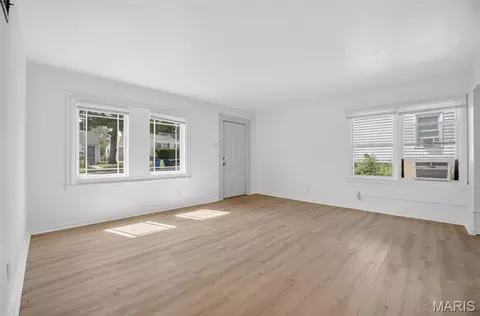 Living - 346 Mueller Ave, Ferguson, MO 63135 photo 2 of 3