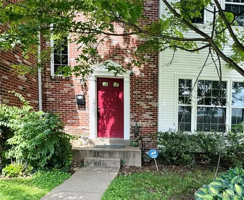 905 N Hanley Rd, University City, MO 63130