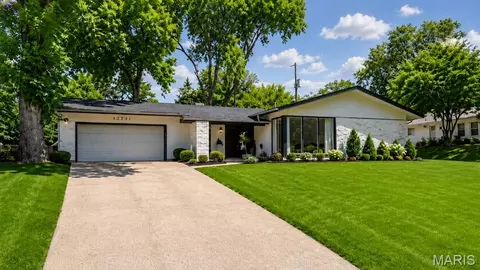 12555 Pepperwood Dr, Saint Louis, MO 63146