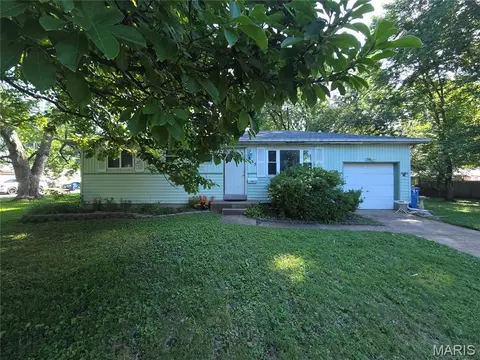 855 Lilac Dr, Florissant, MO 63031