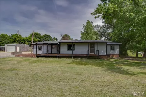 30396 Domino Ln, Godfrey, IL 62035