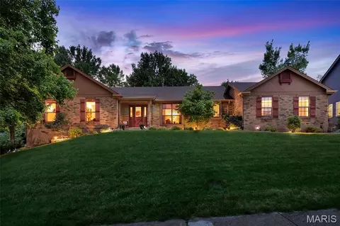 1431 Dietrich Oaks Dr, Ballwin, MO 63021