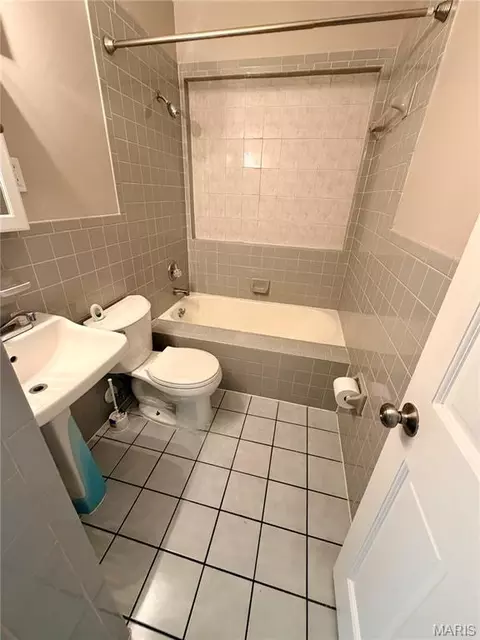 Bath - 9010 Trefore Ave, Berkeley, MO 63134 photo 3 of 6