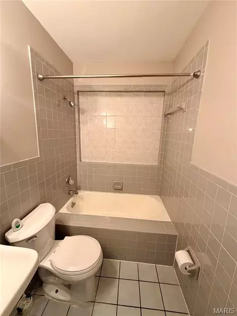 Bath - 9010 Trefore Ave, Berkeley, MO 63134 photo 2 of 6
