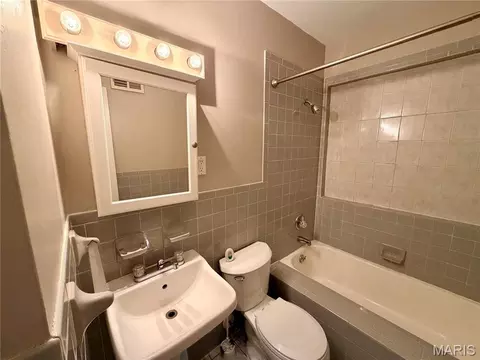 Bath - 9010 Trefore Ave, Berkeley, MO 63134 photo 1 of 6