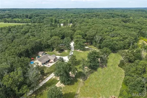 956 Rustling Oaks Ln, Sullivan, MO 63080