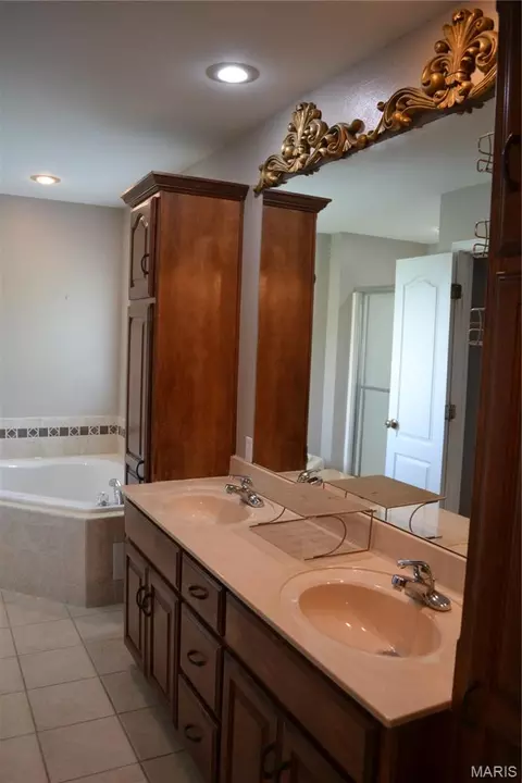 Bath - 144 Ridgeview Dr, Saint Robert, MO 65584 photo 1 of 9