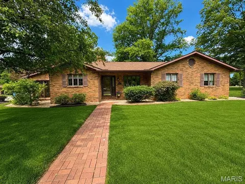 315 Pin Oak St, Trenton, IL 62293