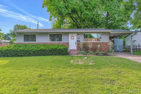 10 Garnier Ct, Florissant, MO 63031