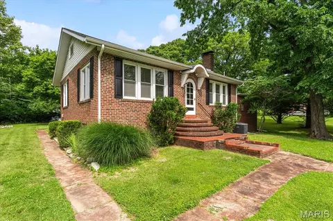 21 Creston Dr, Belleville, IL 62223