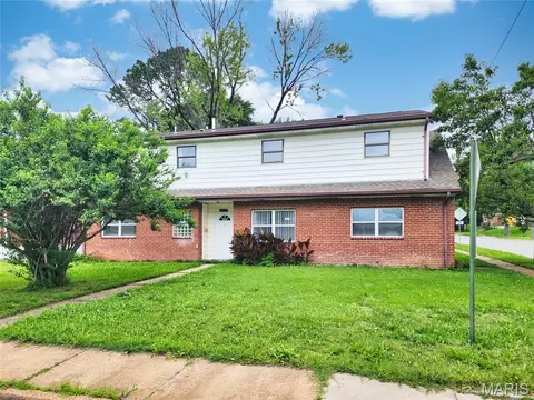 8201 Braddock Dr, Saint Louis, MO 63132