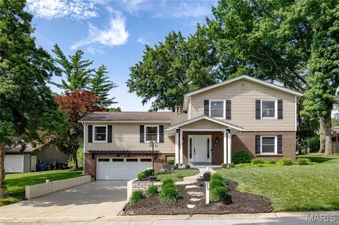1 Vienna Ct, Lake Saint Louis, MO 63367