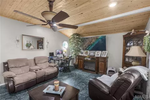 Living - 809 Boucher St, Dexter, MO 63841 photo 2 of 2