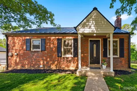 2655 Ridge Dr, High Ridge, MO 63049