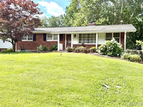 11706 Doverhill Dr, Sunset Hills, MO 63128