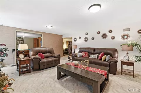 11010 Thousand Oaks Dr, Saint Louis, MO 63136