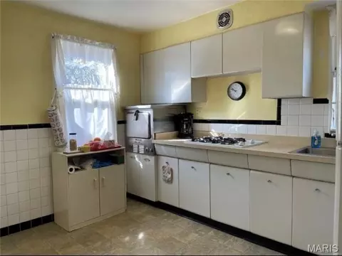 407 Coppinger Dr, Ferguson, MO 63135 photo 6