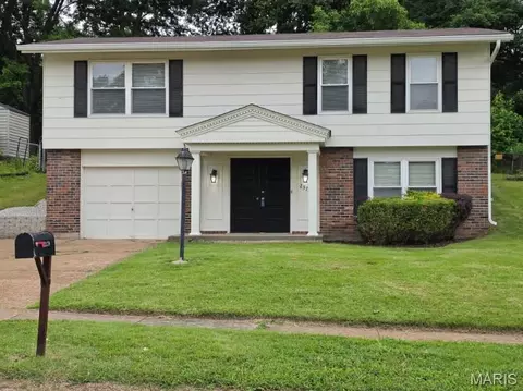 2379 Wesglen Estates Dr, Maryland Heights, MO 63043