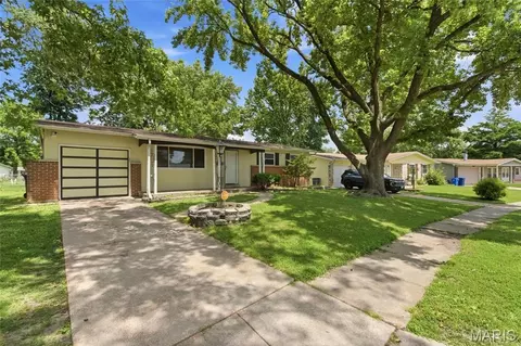 1395 Redbird Dr, Florissant, MO 63031
