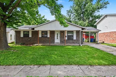 2322 Battlefield Dr, Florissant, MO 63031